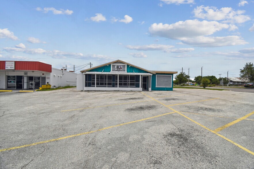 More Photos Of 275 S Lake Shore Way, Lake Alfred Restaurant For Sale