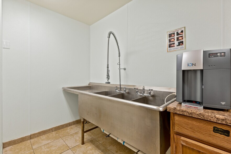 More Photos Of 26243 State Highway 51, Wagoner Medical For Sale