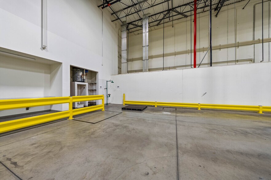 More Photos Of 4689 Industry Dr, Medford Distribution For Lease