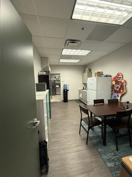 More Photos Of 9501 N Oak Tfwy, Kansas City Medical For Lease