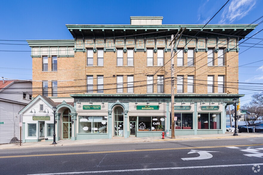 More Photos Of 299-305 Main St, Port Washington Storefront Retail Residential For Lease