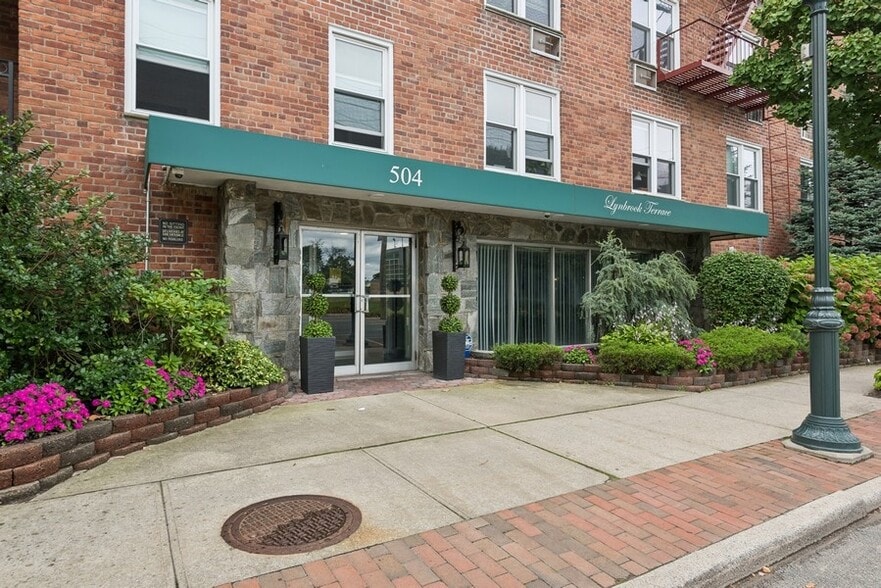 More Photos Of 504 Merrick Rd, Lynbrook Apartments For Sale