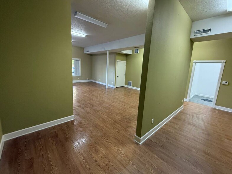More Photos Of 303 E Historic Columbia River Hwy, Troutdale Flex For Lease