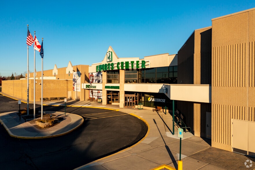 More Photos Of 1819 E Big Beaver Rd, Troy Unknown For Lease