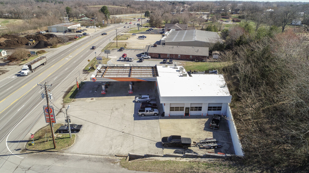 Primary Photo Of 508 Henslee Dr, Dickson Service Station For Sale