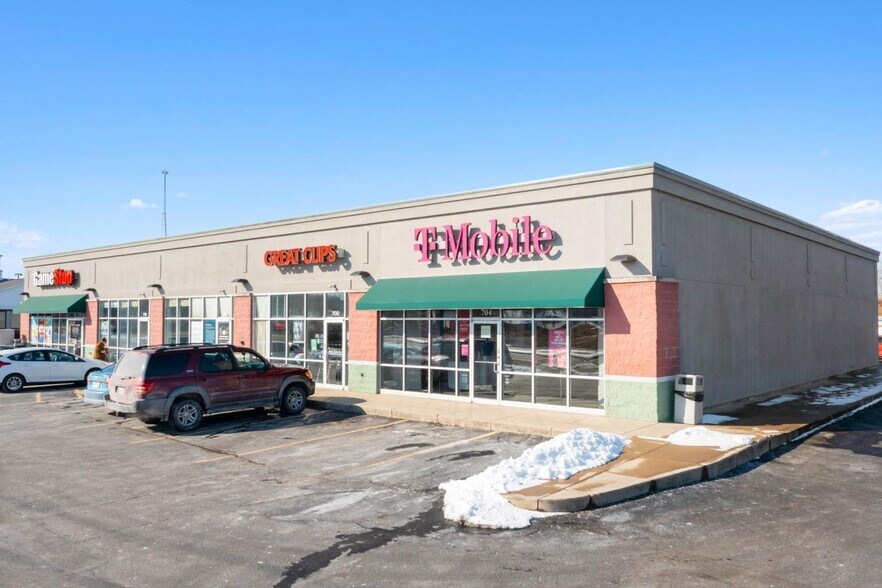 More Photos Of 704-720 Harry Sauner Rd, Hillsboro General Retail For Lease