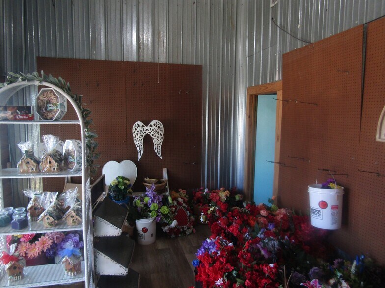 More Photos Of 9 NW Martin Luther King Ave, Idabel General Retail For Sale