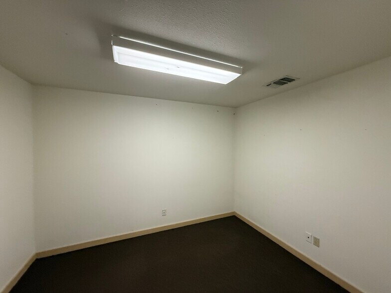 More Photos Of 306 N Wells St, Edna Office For Sale