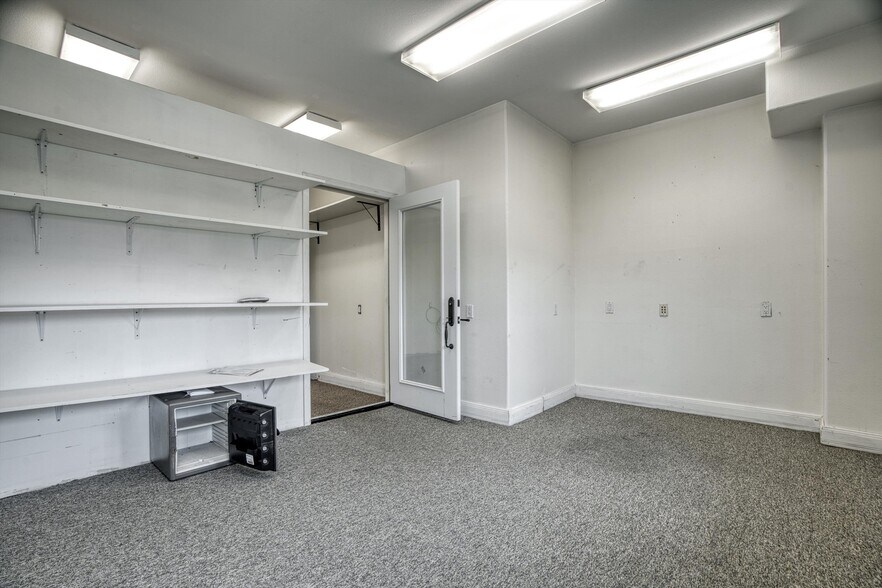 More Photos Of 1125 W Steele Ln, Santa Rosa Freestanding For Lease