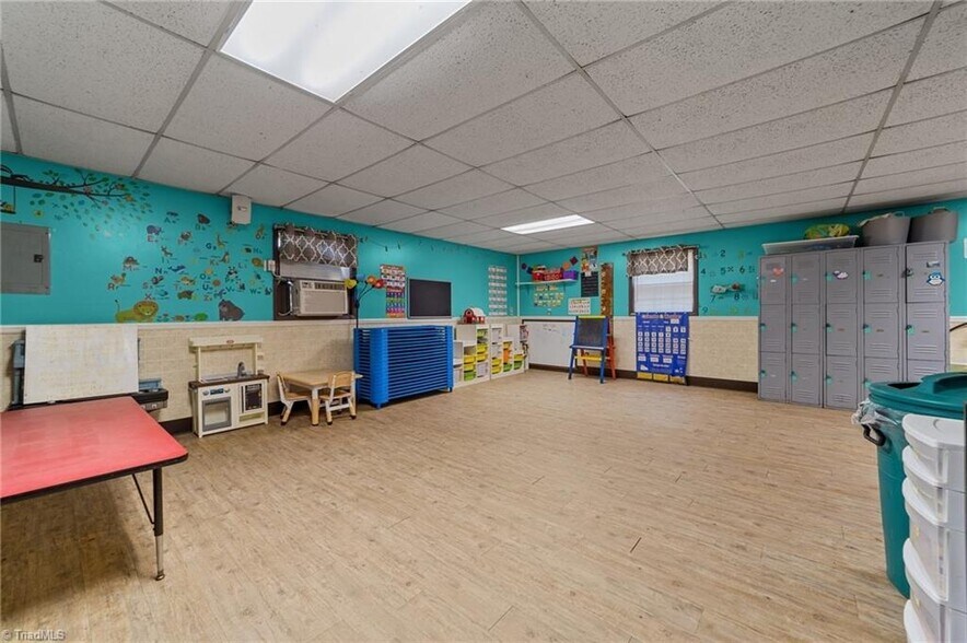 More Photos Of 1501 Upland Dr, Greensboro Office For Sale