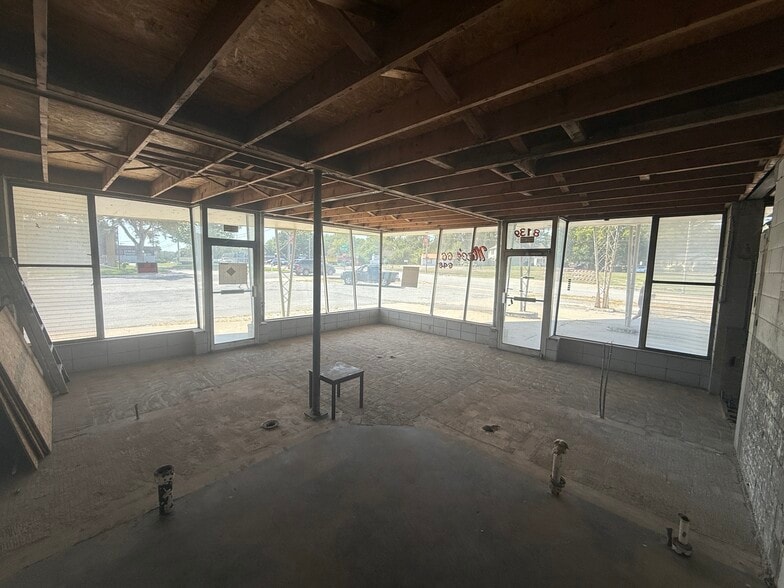 More Photos Of 8139 Metcalf Ave, Overland Park Service Station For Sale