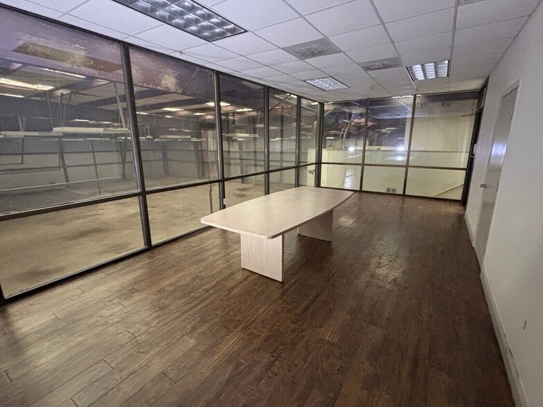 More Photos Of 10602 Bluff Bend Dr, Austin Warehouse For Lease