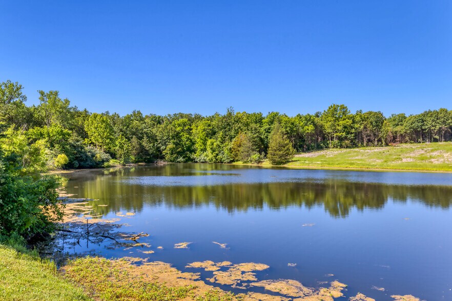 More Photos Of 1402 E Veterans Memorial Pky, Warrenton Manufacturing For Sale