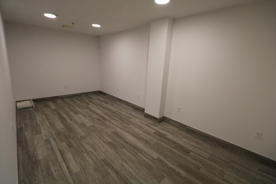 More Photos Of 10008-10022 167 St NW, Edmonton Showroom For Sale