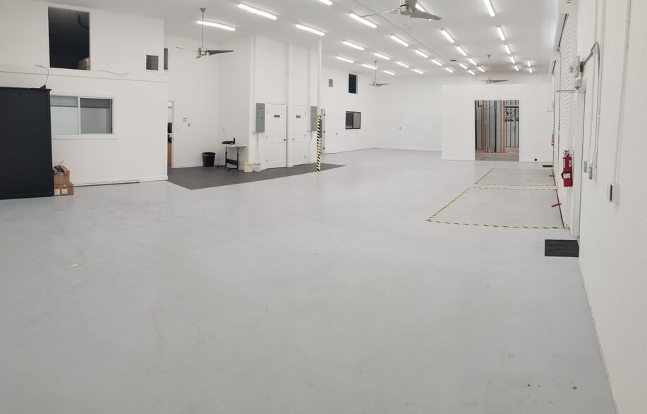 More Photos Of 174 Semoran Commerce Pl, Apopka Light Distribution For Lease