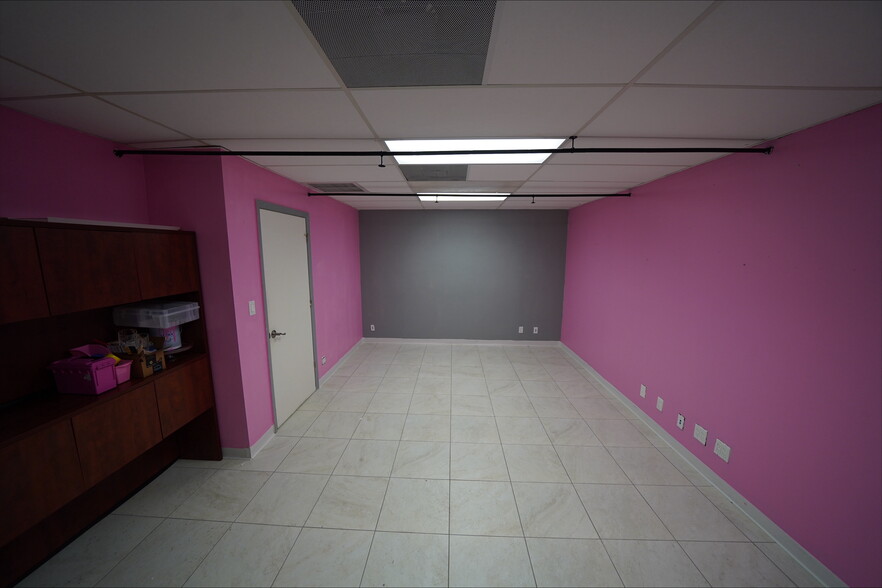 More Photos Of 3028-3040 E Commercial Blvd, Fort Lauderdale Storefront Retail Office For Lease
