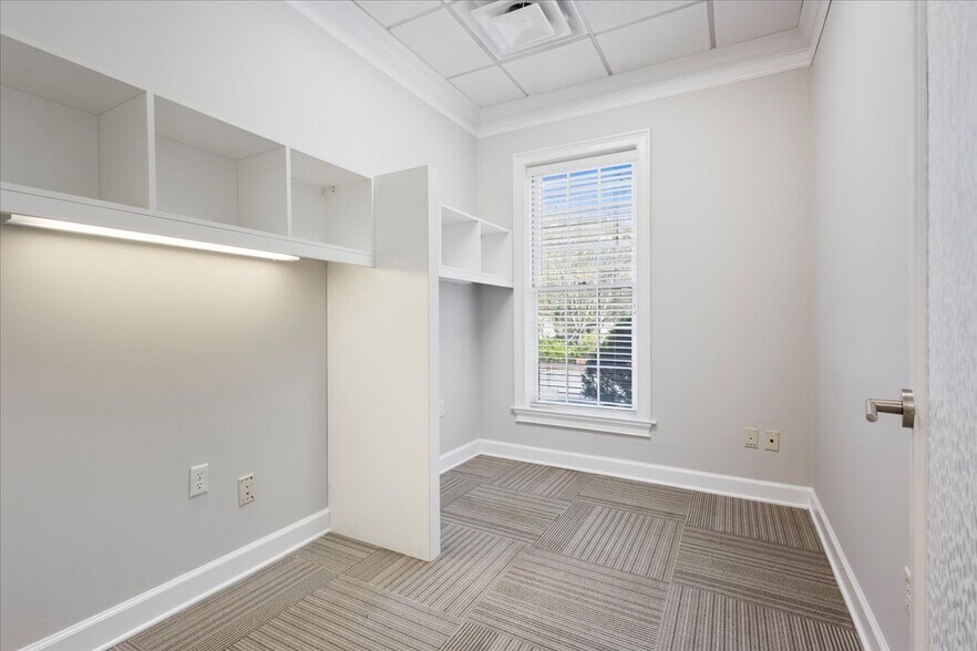 More Photos Of 5064 Roswell Rd, Atlanta Office Residential For Sale