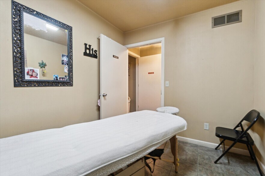 More Photos Of 4344 Richfield Rd, Flint Office For Sale