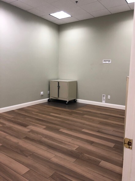 More Photos Of 4-6 Barlows Landing Rd, Pocasset Storefront Retail Office For Sale