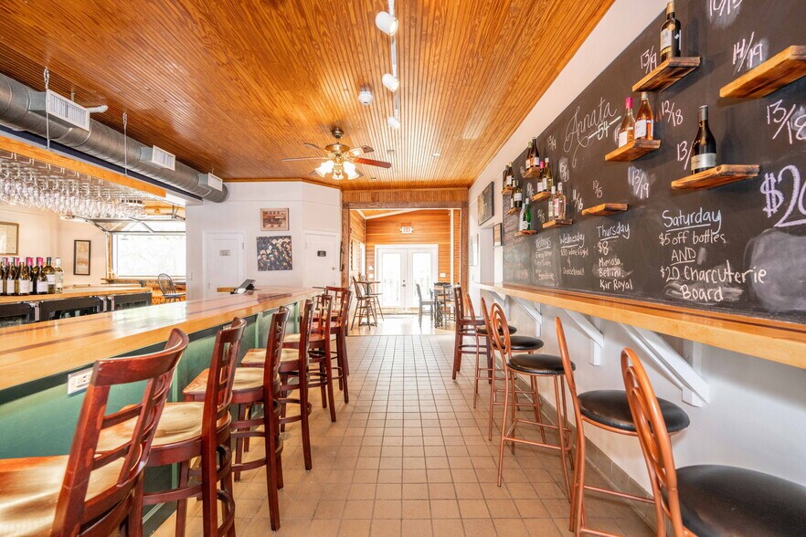 More Photos Of 2015 Madison rd, Cincinnati Storefront Retail Residential For Lease