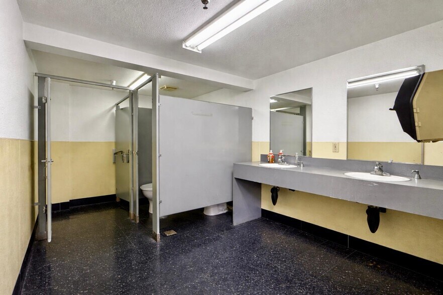 More Photos Of 1005 E Orangethorpe Ave, Anaheim Warehouse For Sale