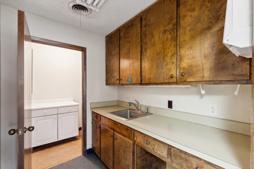 More Photos Of 303 N Ridgeway Dr, Cleburne Medical For Sale