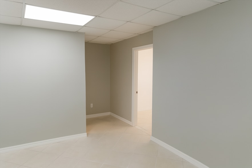 More Photos Of 3804 SE Lake Weir Ave, Ocala Flex For Lease