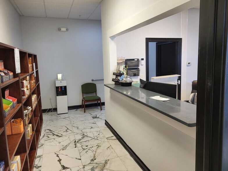 More Photos Of 1575 Pine Ridge Rd, Naples General Retail For Sale