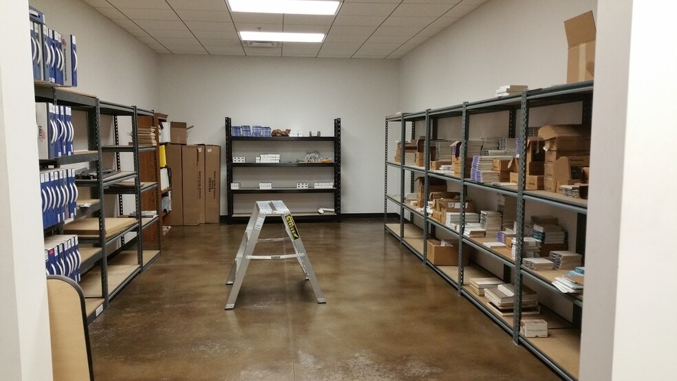 More Photos Of 3401 N Sillect Ave, Bakersfield Distribution For Lease