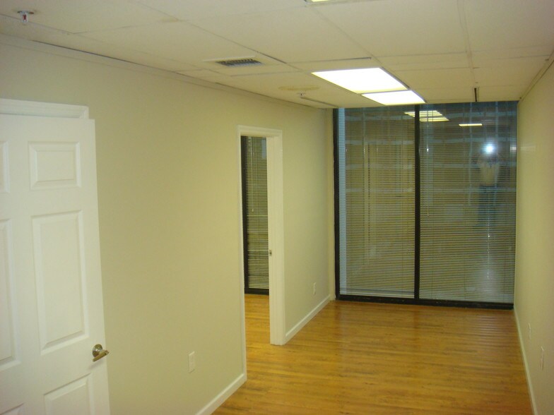 More Photos Of 1110 Brickell Ave, Miami Office For Lease