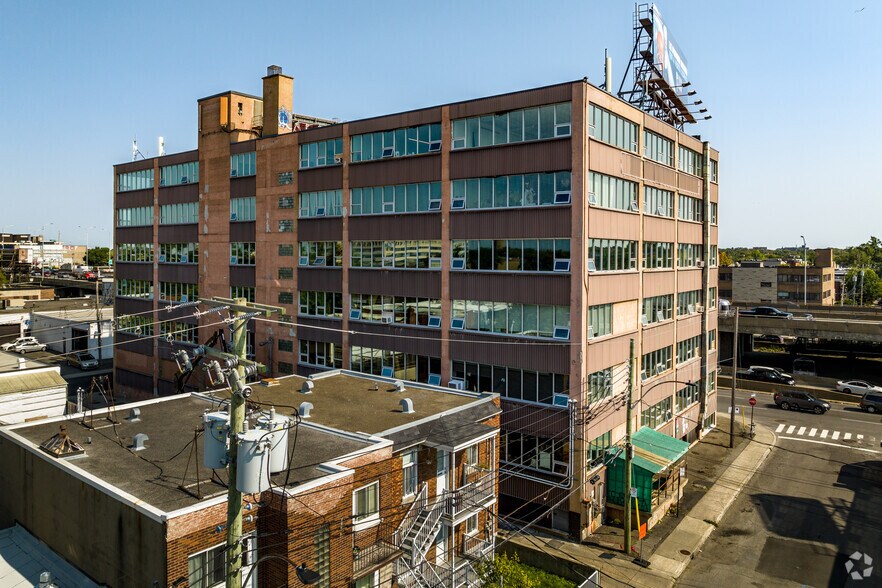 More Photos Of 3333 Boul Crémazie E, Montréal Loft Creative Space For Lease