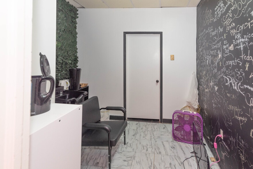 More Photos Of 5900 York Rd, Baltimore Storefront Retail Office For Sale