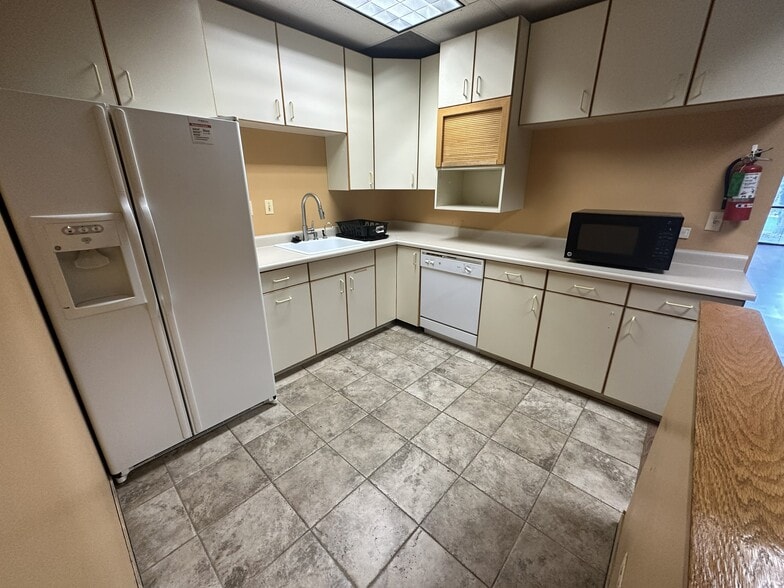 More Photos Of 10630 E Bethany Dr, Aurora Medical For Lease