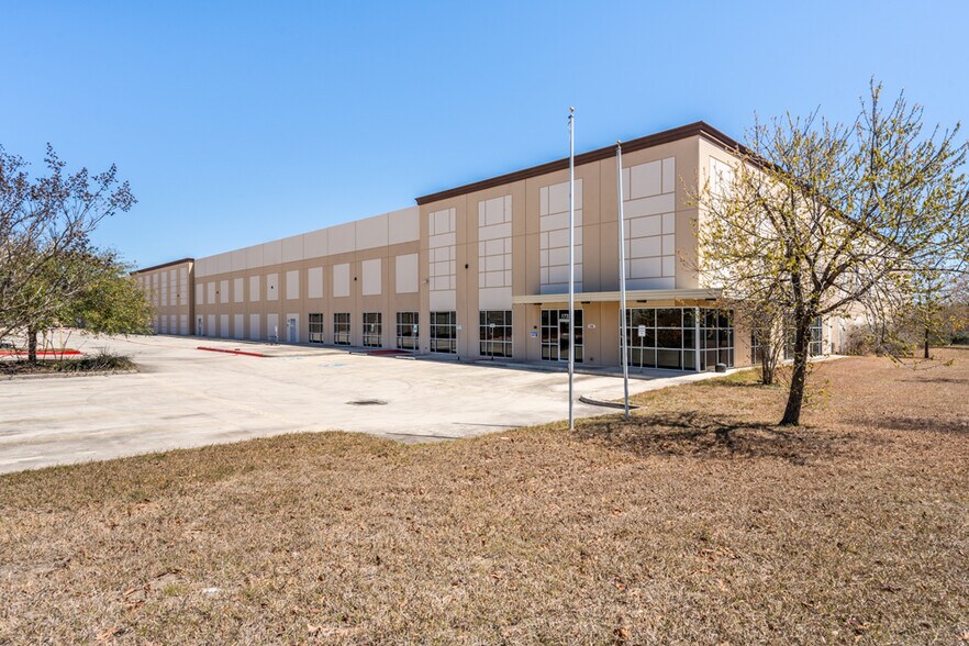 More Photos Of 1732 Universal City Blvd, Universal City Warehouse For Lease
