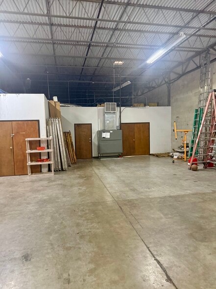 More Photos Of 5910 Breckenridge Pky, Tampa Light Distribution For Lease