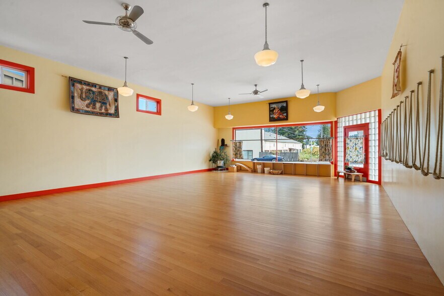 More Photos Of 710 S Lincoln St, Port Angeles General Retail For Sale