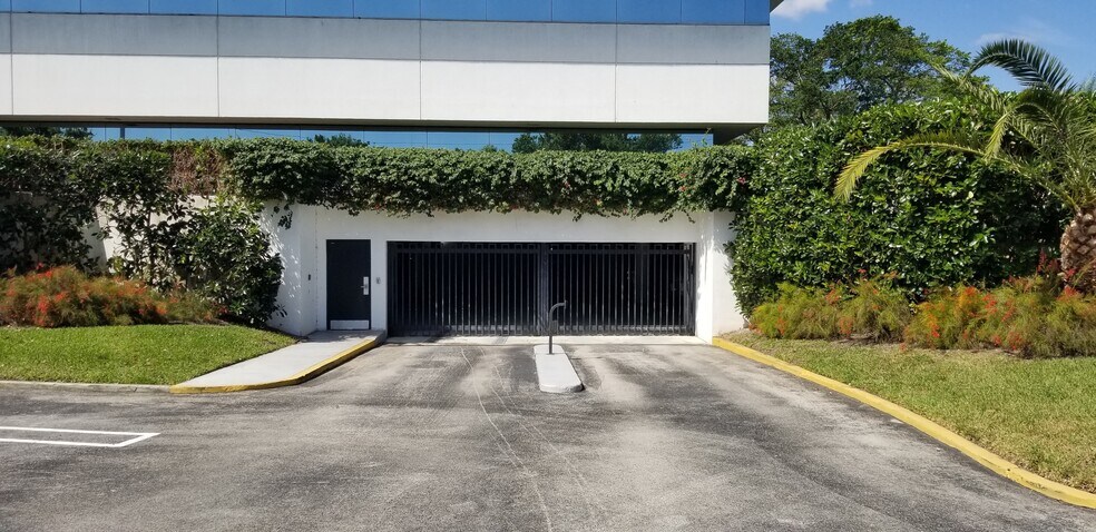 More Photos Of 220 Congress Park Dr, Delray Beach Office For Lease