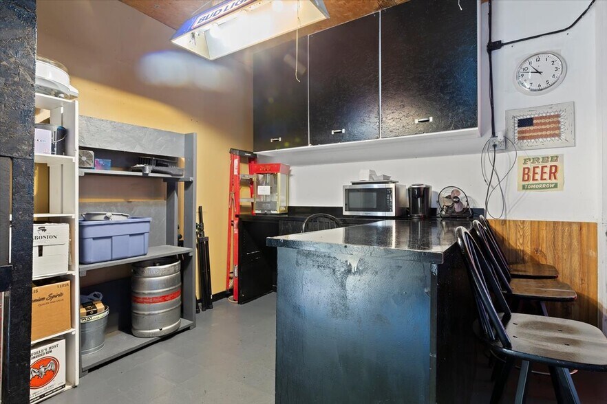 More Photos Of 626 16th Avenue, Council Bluffs General Retail For Sale