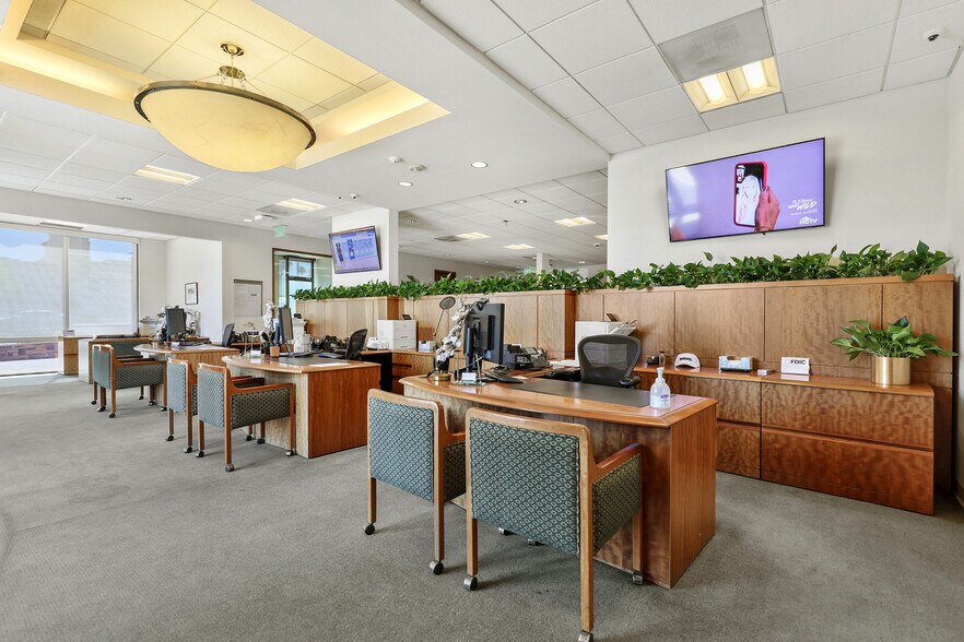 More Photos Of 73010 El Paseo, Palm Desert Office For Lease
