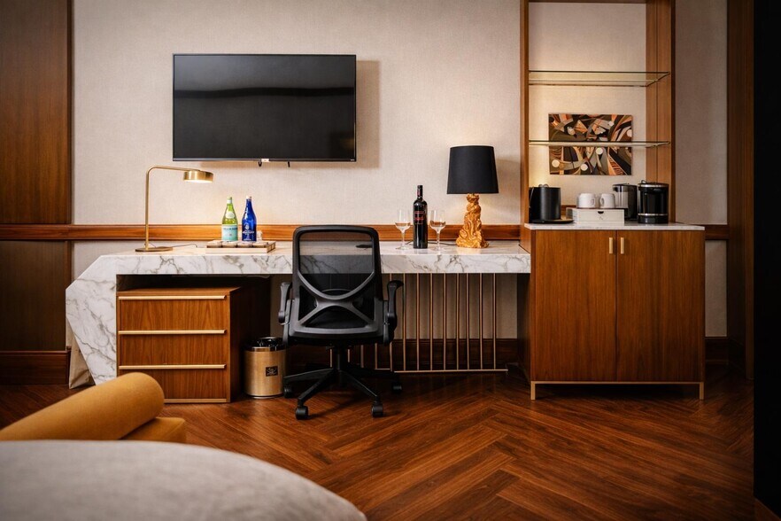 More Photos Of 160 Pawtucket Blvd, Tyngsborough Hotel For Sale