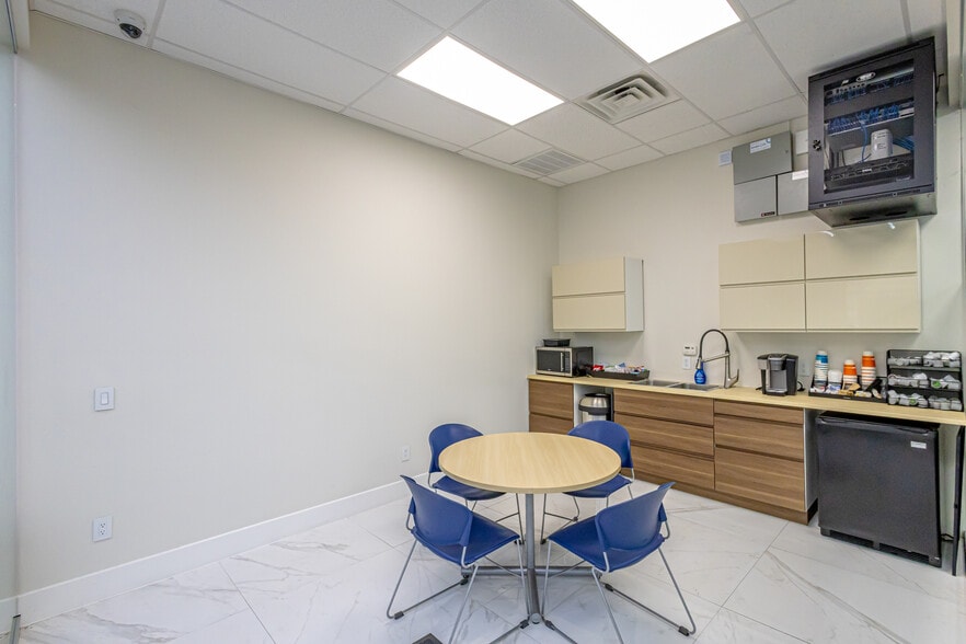 More Photos Of 302 Crossroads Loop, Laredo Office For Lease