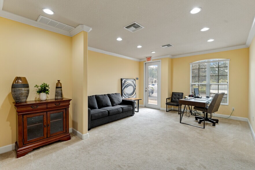 More Photos Of 18540-18544 N Dale Mabry Hwy, Lutz Office For Sale