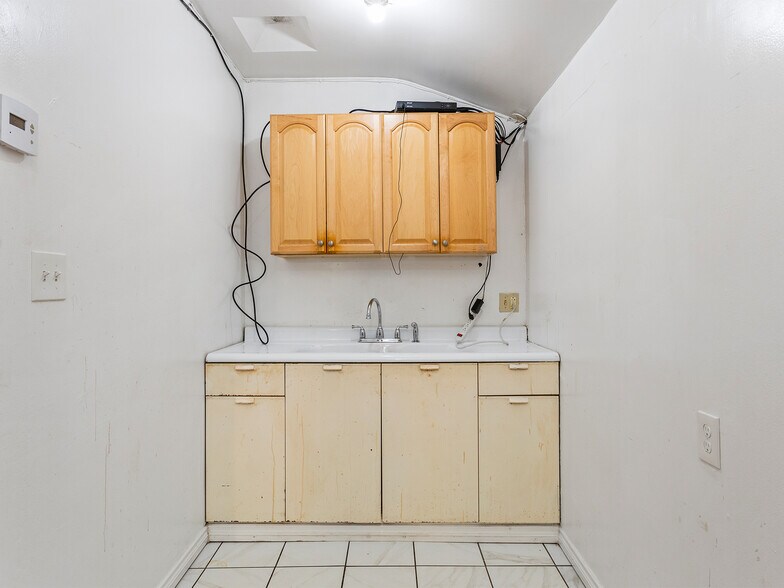 More Photos Of 10746 Magnolia Blvd, North Hollywood Medical For Sale