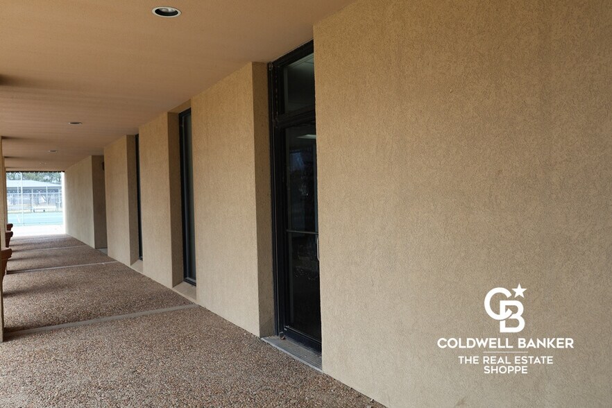 More Photos Of 911 N Main St, Garden City Office For Sale