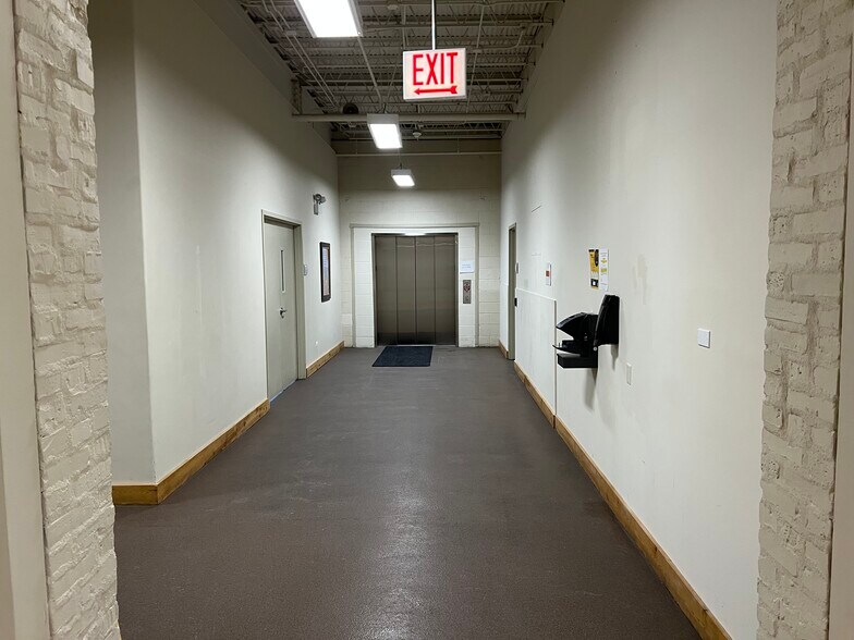 More Photos Of 1900 S Western Ave, Chicago Showroom For Lease