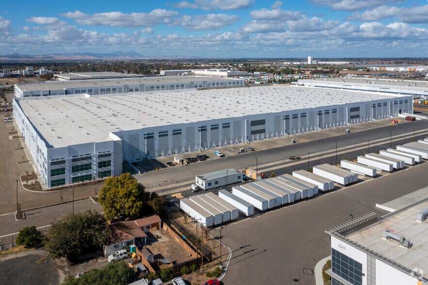 More Photos Of 1269 E Grant Line Rd, Tracy Distribution For Lease