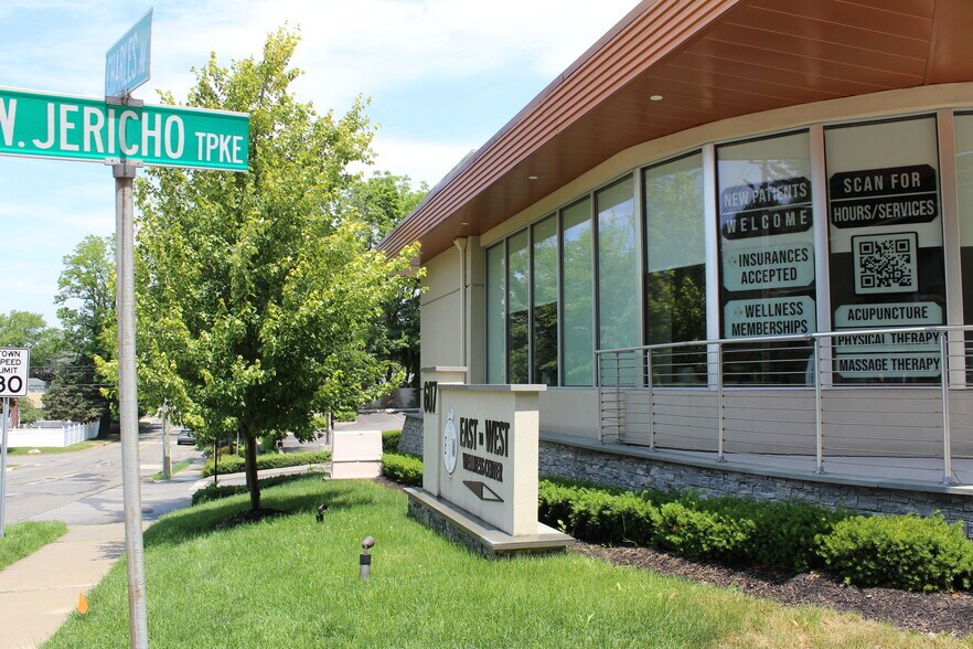 More Photos Of 607 W Jericho Tpke, Huntington General Retail For Lease