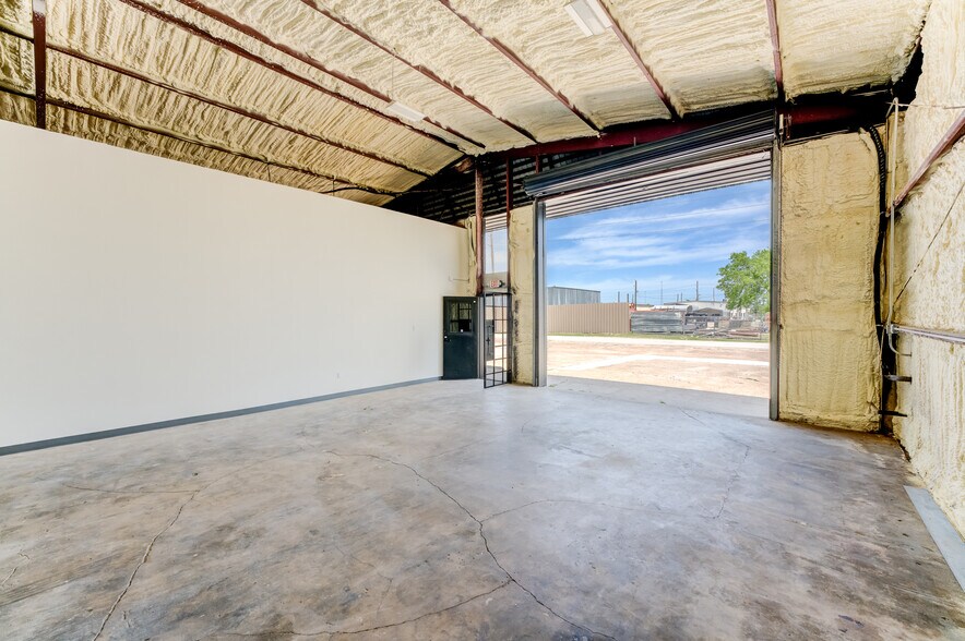 More Photos Of 10215 Papalote St, Houston Showroom For Sale