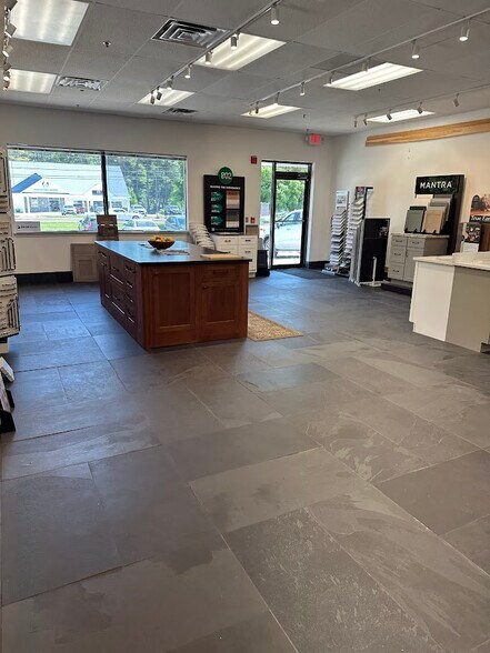 More Photos Of 522 Amherst St, Nashua Showroom For Lease