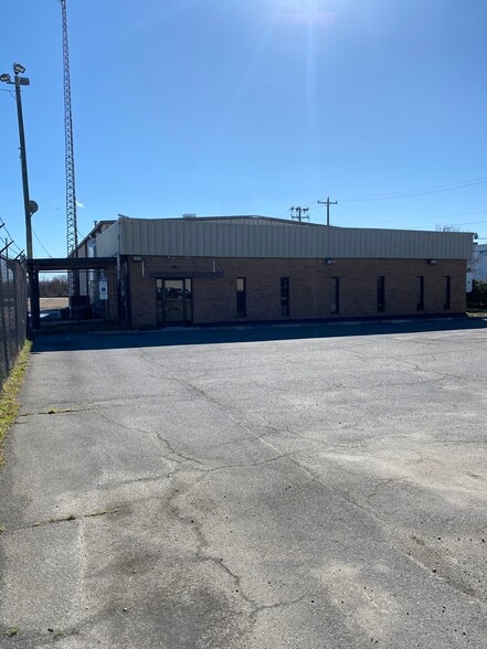 More Photos Of 10256 Industrial Dr, Pineville Warehouse For Lease